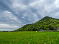 Dunkle Wolkenstreifen ziehen am Haindorfer Berg entlang